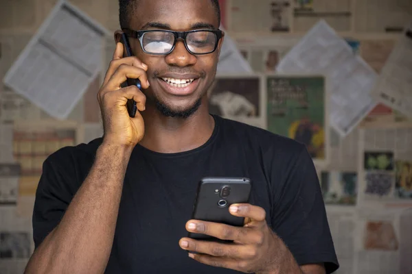 Een Jonge Afrikaanse Man Met Een Bril Praten Aan Telefoon — Stockfoto