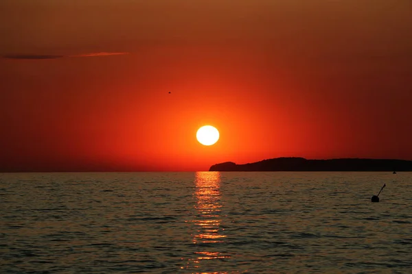 Una Hermosa Vista Del Océano Bajo Cielo Atardecer Con Sol — Foto de Stock