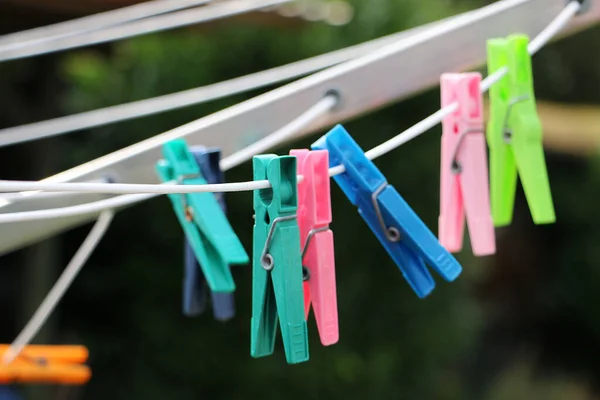 Eine Nahaufnahme Bunter Plastikklammern Draht — Stockfoto