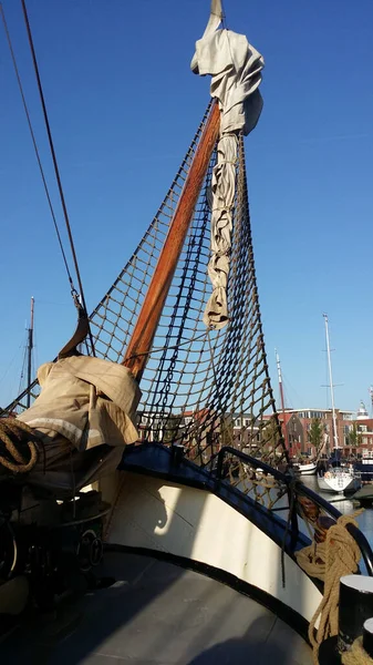 Een Verticaal Schot Van Een Nederlandse Platte Bodem Boot Afgemeerd — Stockfoto