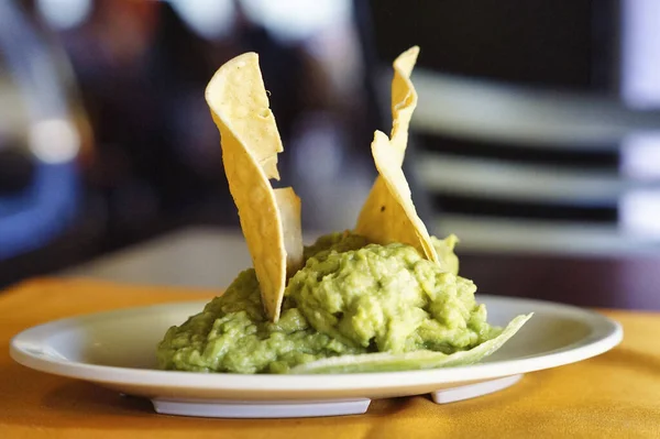 Een Close Van Avocado Guacamole Met Tortilla Chips — Stockfoto