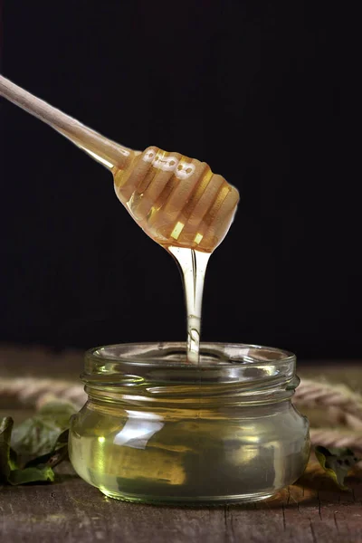 Vertikal Närbild Honungssked Och Burk Honung — Stockfoto