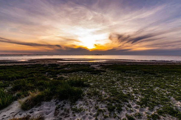 Adembenemende Zonsondergang Vastgelegd Het Rustige Strand — Stockfoto