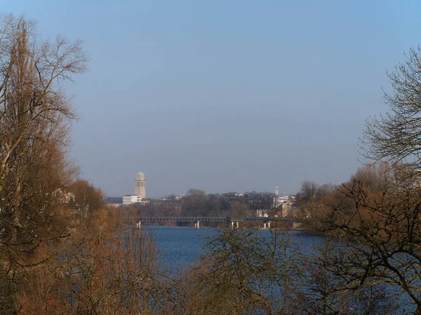 Widok Centrum Miasta Muelheim Wieżą Ratuszową Nad Rzeką Ruhr — Zdjęcie stockowe