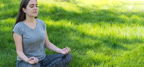 Крупный План Молодой Белой Женщины Медитирующей Парке — стоковое фото