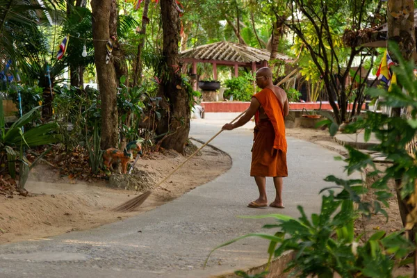 Phayam Tailandia Diciembre 2019 Monje Barriendo Sendero Costa Este Phayam — Foto de Stock