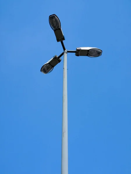 Plan Vertical Poteau Lumineux Avec Trois Lampes Sous Ciel Bleu — Photo