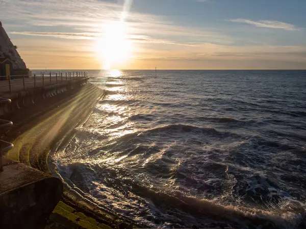 Een Adembenemend Uitzicht Zonsondergang Reflecterend Zee — Stockfoto