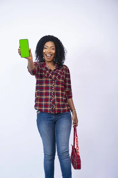 Una Foto Vertical Una Joven Negra Mostrando Con Entusiasmo Pantalla — Foto de Stock