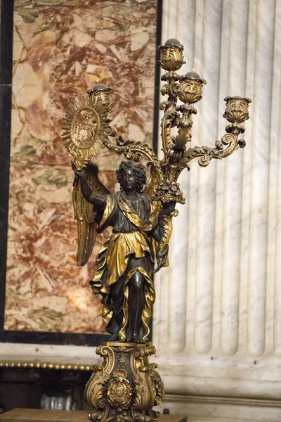 Tiro Uma Escultura Anjo Segurando Uma Estrela Dourada Com Insígnia — Fotografia de Stock