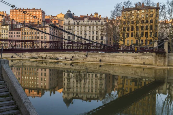 Lyon Şehrinin Görkemli Bir Manzarası Nehir Kıyısında Suyun Üzerinde Yansımaları — Stok fotoğraf