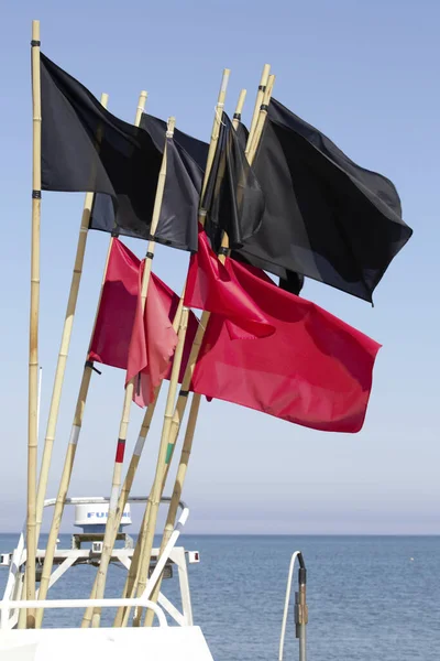 Las Banderas Rojas Negras Barco Mar Dinamarca —  Fotos de Stock