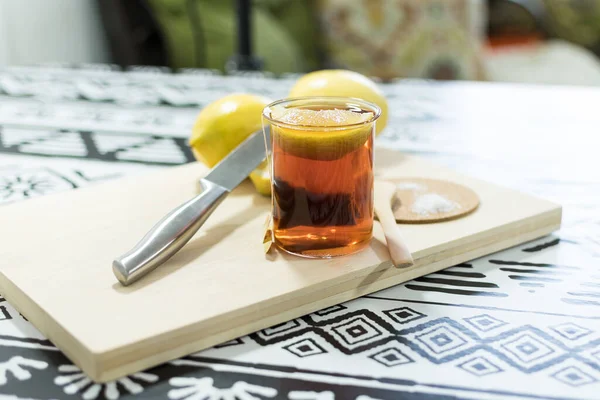 Limonlu Bıçaklı Şekerli Bir Dilim Limonlu Çay — Stok fotoğraf