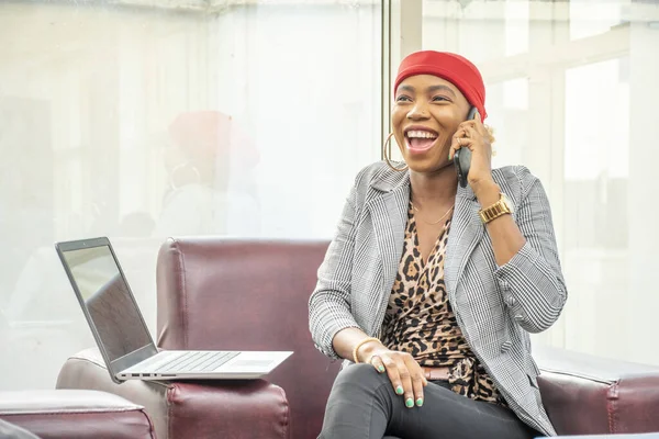 Een Jonge Zwarte Zakenvrouw Glimlachen Met Behulp Van Haar Mobiele — Stockfoto