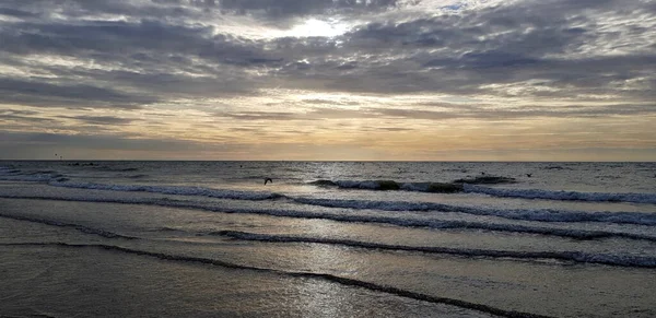 Gün Batımında Dramatik Gökyüzünün Altında Büyüleyici Bir Deniz Manzarası — Stok fotoğraf