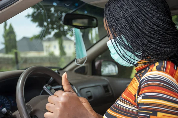 Uma Jovem Negra Usando Seu Telefone Enquanto Estava Sentada Carro — Fotografia de Stock