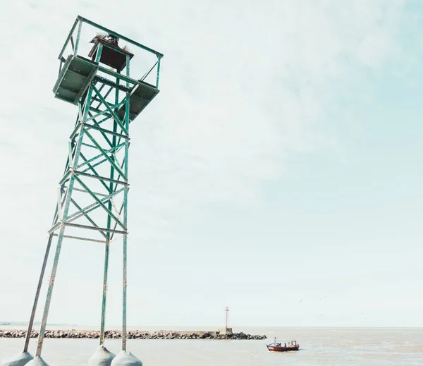 Tir Angle Bas Tour Sauvetage Jetée Bateau Dans Eau — Photo