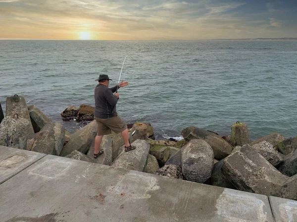 Ein Fischer Fischt Ozean Unter Dem Sonnenuntergang — Stockfoto