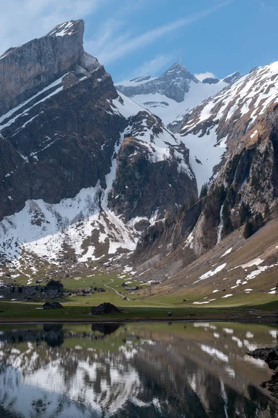 Alpstein Dengan Seealpsee Depan Pada Hari Yang Indah — Stok Foto