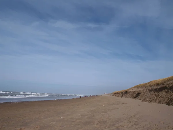 Uma Bela Foto Praia Katwijk Com Pessoas Distantes — Fotografia de Stock