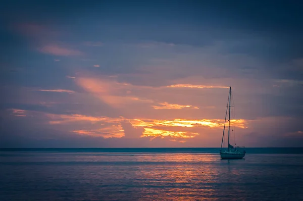 Piękny Widok Żaglówki Oceanie Uchwycony Hipnotyzującym Zachodzie Słońca — Zdjęcie stockowe
