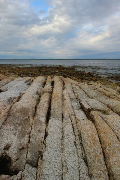 Vertikální Záběr Velkých Kamenů Ponurého Dne Pláži — Stock fotografie