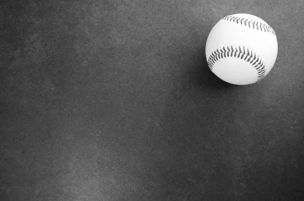 Верхний Вид Белого Бейсбольного Мяча Изолирован Темной Грубой Поверхности — стоковое фото
