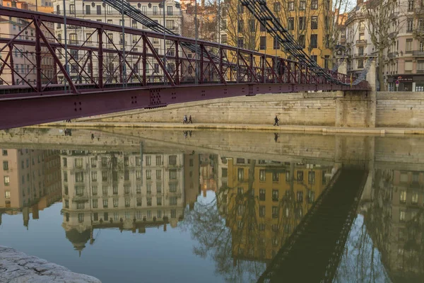 Lyon Nehir Üzerinde Bir Köprü Suyun Üzerinde Yansımalar Var — Stok fotoğraf