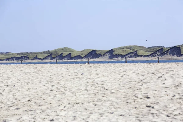 Havet Omgivet Sandstrand Och Kullar — Stockfoto