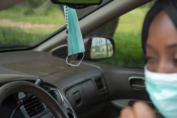 Close Uma Máscara Facial Pendurada Espelho Retrovisor Interno Carro Com — Fotografia de Stock