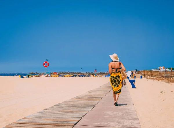 Uma Fêmea Usando Biquíni Chapéu Andando Praia — Fotografia de Stock