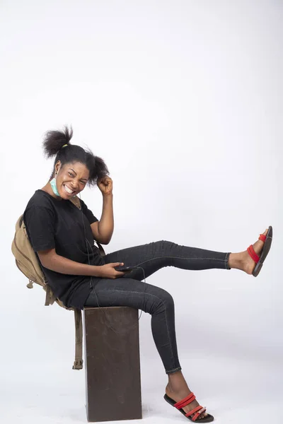 African Female Wearing Face Mask Carrying Backpack Sitting Using Her — Stock Photo, Image