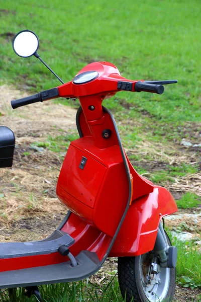 Прекрасний Вид Червоний Мотоцикл Припаркований Зеленій Траві — стокове фото