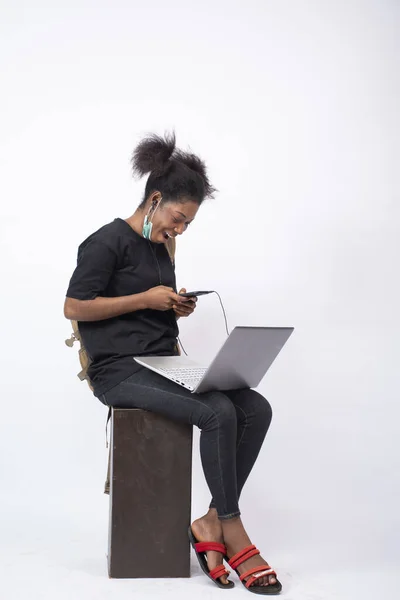 Африканская Женщина Маске Лица Рюкзаком Сидя Используя Свой Мобильный Телефон — стоковое фото