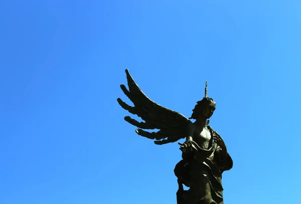 Βιβιον Ιταλια Αυγ 2019 Γαλάζιος Ουρανός Άγαλμα Του Αρχάγγελου Azrael — Φωτογραφία Αρχείου