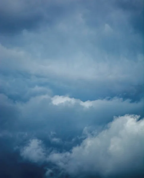 Sebuah Gambar Vertikal Dari Langit Berawan Biru Sempurna Untuk Kertas — Stok Foto