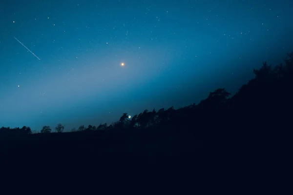 Ein Bild Eines Mondes Sternenhimmel Der Nacht Links Ein Flugzeug — Stockfoto