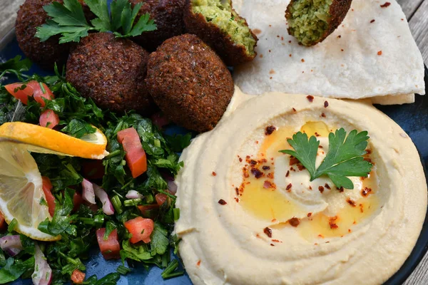 Zbliżenie Strzał Pyszny Arabski Posiłek Hummusem Falafela — Zdjęcie stockowe