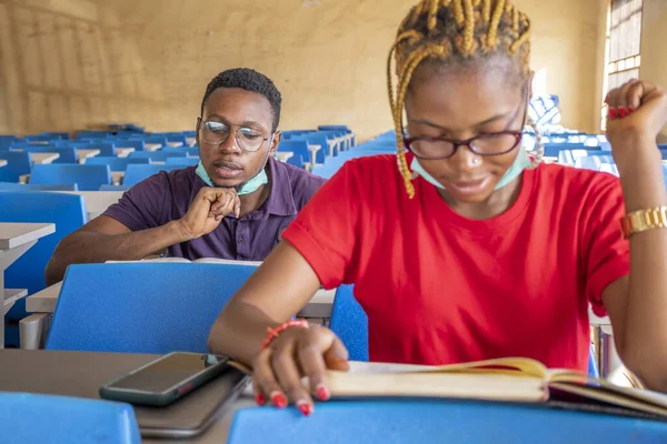 Невеликий Фокус Двох Африканських Студентів Одягнених Фартухи Навчаючись Класі — стокове фото