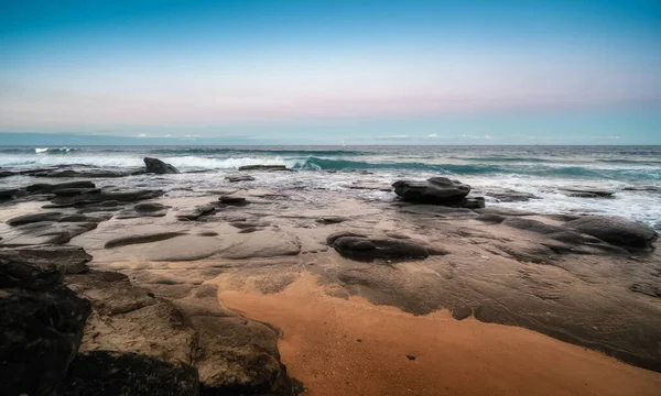 Una Hermosa Toma Costa Rocosa Fondo Del Mar Sin Límites — Foto de Stock