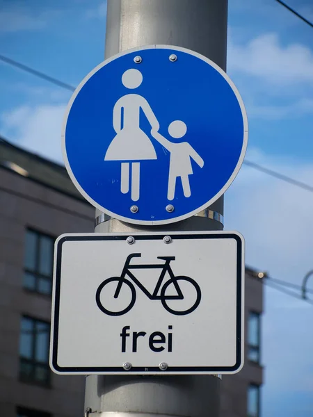 Μια Πινακίδα Που Λέει Πεζοδρόμιο Για Πεζούς Ποδήλατα Επιτρέπονται — Φωτογραφία Αρχείου