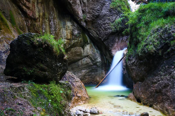 Eine Langzeitbelichtungsaufnahme Eines Kleinen Wasserfalls Der Durch Den Wald Fließt — Stockfoto