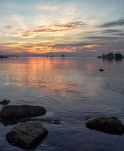 Una Vista Fascinante Dramático Cielo Atardecer Sobre Tranquilo Mar —  Fotos de Stock