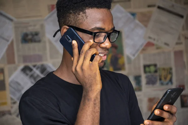 Een Jonge Afrikaanse Man Met Een Bril Praten Aan Telefoon — Stockfoto