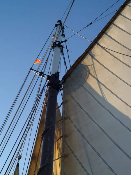 Ένα Κάθετο Πλάνο Ενός Ολλανδικού Flatboat Στην Ανοιχτή Θάλασσα Την — Φωτογραφία Αρχείου