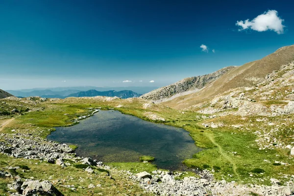 Schöne Aussicht Auf Einen Kleinen Bergsee Einem Tal Der Französischen — Stockfoto