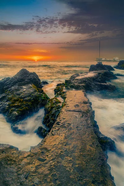 Gün Batımında Güzel Bir Deniz Manzarasının Büyüleyici Bir Görüntüsü — Stok fotoğraf