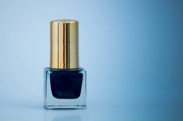 Eine Nahaufnahme Des Blauen Nagellacks Der Flasche — Stockfoto