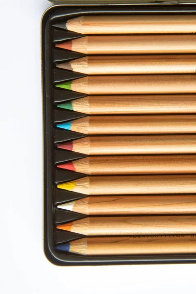 Sıraya Dizilmiş Güzel Renkli Kalemler — Stok fotoğraf