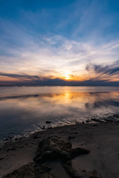 Vertical Shot Breathtaking Sunset Captured Calm Beach — Stock Photo, Image